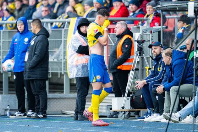 26 10 2025 Soccer, 2025 2026, 2 Bundesliga, 10 Matchday, Eintracht Braunschweig Hannover 96 Erencan Yardimci Braunschweig after his red card, sending off DFL REGULATIONS PROHIBIT ANY USE OF PHOTOGRAPHS AS IMAGE SEQUENCES AND OR QUASI VIDEO