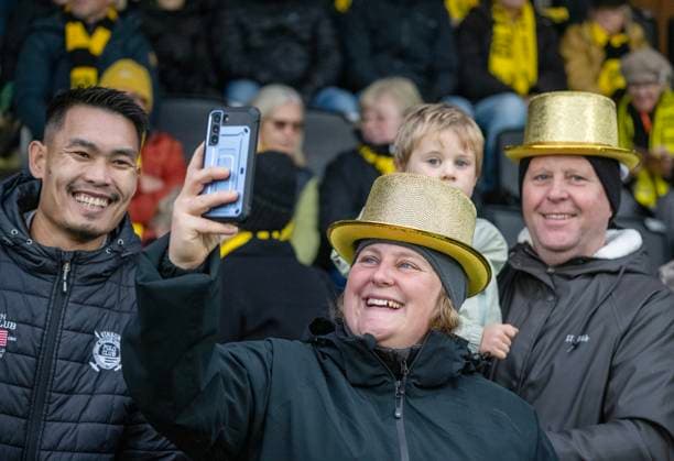 HÄLLEVIK 2025 10 26 Mjällby supporters in gold hats during Sundays football match in the Allsvenskan between Mjällby AIF and IFK Norrköping at Strandvallen in Hällevik HÄLLEVIK SWEDEN x50090x  Copyright: xJohanxNilssonx xTTx ALLSVENSKAN MJÄLLBY-NORRKÖPING