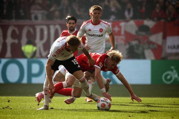 26 10 2025, xmohx, Fußball 2 Bundesliga, 1 FC Kaiserslautern 1 FC Nürnberg v l Tim Drexler 1 FC Nuernberg Mika Haas 1 FC Kaiserslautern Zweikampf, Aktion, action, battle for the ball DFL DFB REGULATIONS PROHIBIT ANY USE OF PHOTOGRAPHS as IMAGE SEQUENCES and or QUASI VIDEO Kaiserslautern