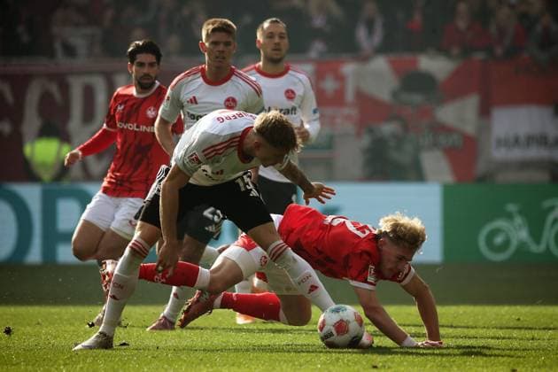 26 10 2025, xmohx, Fußball 2 Bundesliga, 1 FC Kaiserslautern 1 FC Nürnberg v l Tim Drexler 1 FC Nuernberg Mika Haas 1 FC Kaiserslautern Zweikampf, Aktion, action, battle for the ball DFL DFB REGULATIONS PROHIBIT ANY USE OF PHOTOGRAPHS as IMAGE SEQUENCES and or QUASI VIDEO Kaiserslautern