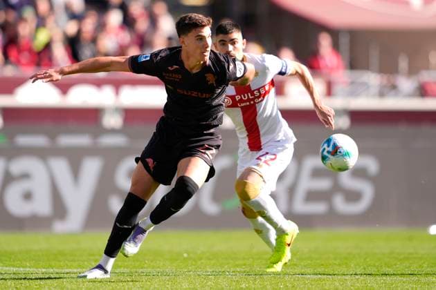 TorinoÕs Cesare Casadei fights for the ball with GenoaÕs Johan Vasquez during the Serie A soccer match between Torino Fc and Genoa at the Stadio Olimpico Grande Torino in Turin, north west Italy - October 26, 2025. - Soccer  Copyright: xFabioxFerrari LaPressex