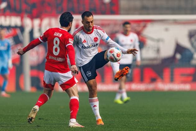Julian Justvan 1 FC Nuernberg in duel with Semi Sahin 1 FC Kaiserslautern , 1 FC Kaiserslautern vs 1 FC Nuernberg, Soccer, 2 Bundesliga, Matchday 8, Season 2025 2026, 26 10 2025 1 FC Kaiserslautern vs 1 FC Nuernberg, Soccer, 2 Bundesliga, Matchday 8, Season 2025 2026, 26 10 2025 Copyright: xEibner-Pressefoto AlexanderxNeisx EP_ANS