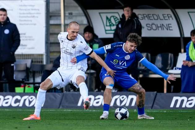 from left Phil Halbauer SVS, 20 , Luka Garic Bayern Alzenau, 17 , duel, duel, tackle, tackling, dynamics, action, action, 26 10 2025, Sandhausen Germany , Football, Regionalliga Südwest, SV Sandhausen FC Bayern Alzenau xozx