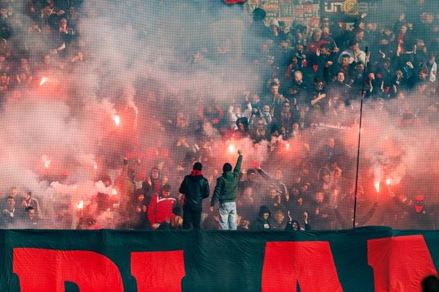 Fanblock Nuernbereg with Bengalos, 1 FC Kaiserslautern vs 1 FC Nuernberg, Soccer, 2 Bundesliga, Matchday 8, Season 2025 2026, 26 10 2025 1 FC Kaiserslautern vs 1 FC Nuernberg, Soccer, 2 Bundesliga, Matchday 8, Season 2025 2026, 26 10 2025 Copyright: xEibner-Pressefoto AlexanderxNeisx EP_ANS