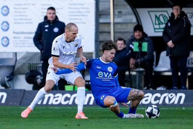 from left Phil Halbauer SVS, 20 , Luka Garic Bayern Alzenau, 17 , duel, duel, tackle, tackling, dynamics, action, action, 26 10 2025, Sandhausen Germany , Football, Regionalliga Südwest, SV Sandhausen FC Bayern Alzenau xozx