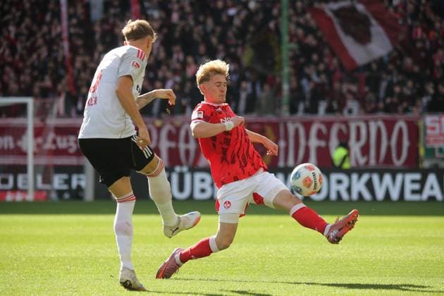 26 10 2025, xmohx, Fußball 2 Bundesliga, 1 FC Kaiserslautern 1 FC Nürnberg v l Tim Drexler 1 FC Nuernberg Mika Haas 1 FC Kaiserslautern Zweikampf, Aktion, action, battle for the ball DFL DFB REGULATIONS PROHIBIT ANY USE OF PHOTOGRAPHS as IMAGE SEQUENCES and or QUASI VIDEO Kaiserslautern
