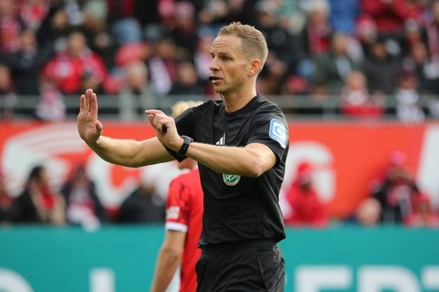 26 10 2025, xmohx, Soccer 2 Bundesliga, 1 FC Kaiserslautern 1 FC Nürnberg v l Referee Referee Sören Storks Ramsdorf DFL DFB REGULATIONS PROHIBIT ANY USE OF PHOTOGRAPHS as IMAGE SEQUENCES and or QUASI VIDEO Kaiserslautern