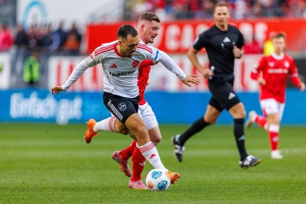 Julian Justvan 1 FC Nuernberg in duel with Marlon Ritter 1 FC Kaiserslautern , 1 FC Kaiserslautern vs 1 FC Nuernberg, Soccer, 2 Bundesliga, Matchday 8, Season 2025 2026, 26 10 2025 1 FC Kaiserslautern vs 1 FC Nuernberg, Soccer, 2 Bundesliga, Matchday 8, Season 2025 2026, 26 10 2025 Copyright: xEibner-Pressefoto AlexanderxNeisx EP_ANS