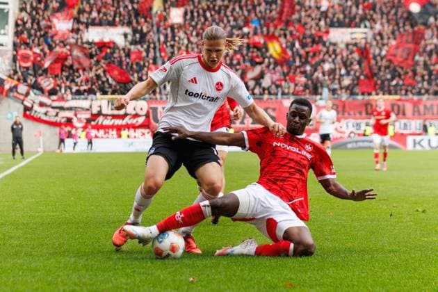 Artem Stepanov 1 FC Nuernberg in duel with Maxwell Gyamfi 1 FC Kaiserslautern , 1 FC Kaiserslautern vs 1 FC Nuernberg, Soccer, 2 Bundesliga, Matchday 8, Season 2025 2026, 26 10 2025 1 FC Kaiserslautern vs 1 FC Nuernberg, Soccer, 2 Bundesliga, Matchday 8, Season 2025 2026, 26 10 2025 Copyright: xEibner-Pressefoto AlexanderxNeisx EP_ANS