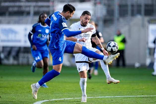 v li Hamza Boutakhrit Bayern Alzenau, 4 , Pascal Testroet SVS, 37 , duel, duel, tackle, tackling, dynamics, action, action, 26 10 2025, Sandhausen Germany , Football, Regionalliga Südwest, SV Sandhausen FC Bayern Alzenau xozx