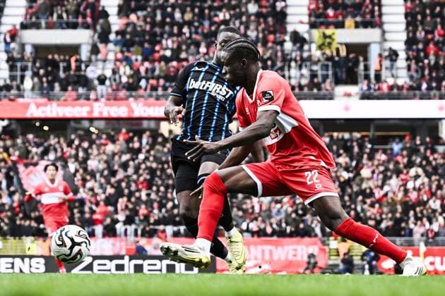 Club s Carlos Forbs and Antwerp s Farouck Adekami fight for the ball during a soccer match between Royal Antwerp FC and Club Brugge, Sunday 26 October 2025 in Antwerp, on day 12 of the 2025-2026 Jupiler Pro League first division of the Belgian championship. MAARTENxSTRAETEMANS  x138005140x