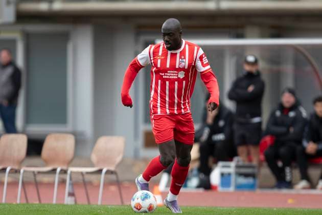 GER, Erfurt, Soccer, Regionalliga Nordost, Matchday 13, FC Rot Weiss Erfurt vs ZFC Meuselwitz pictured from l Raphael Assibey Mensah FC Rot Weiß Erfurt 07 , Action 26 10 2025, Steigerwaldstadion Erfurt DFB REGULATIONS PROHIBIT ANY USE OF PHOTOGRAPHS AS IMAGE SEQUENCES AND OR QUASI VIDEO, Copyright: HMBxMedia PaulxFritz