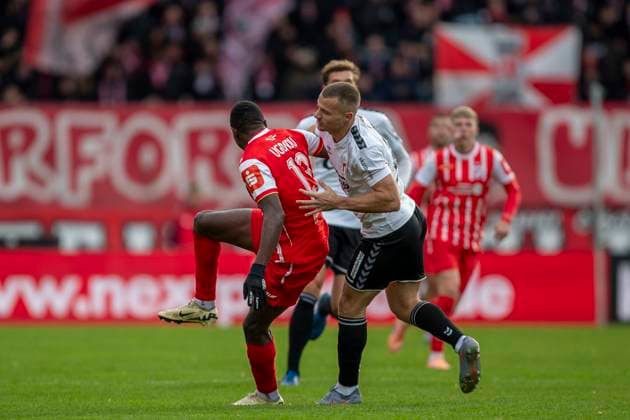 GER, Erfurt, Soccer, Regionalliga Nordost, Matchday 13, FC Rot Weiss Erfurt vs ZFC Meuselwitz pictured from l Obed Chidindu Ugondu FC Rot Weiß Erfurt 13 , duel 26 10 2025, Steigerwaldstadion Erfurt DFB REGULATIONS PROHIBIT ANY USE OF PHOTOGRAPHS AS IMAGE SEQUENCES AND OR QUASI VIDEO, Copyright: HMBxMedia PaulxFritz