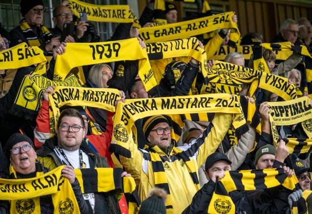 HÄLLEVIK 2025 10 26 Mjällby fans with Swedish Champions 2025 scarves during the march-in to Sundays football match in the Allsvenskan between Mjällby AIF and IFK Norrköping at Strandvallen in Hällevik HÄLLEVIK SWEDEN x50090x  Copyright: xJohanxNilssonx xTTx ALLSVENSKAN MJÄLLBY-NORRKÖPING