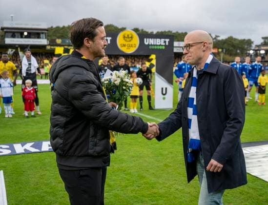 HÄLLEVIK 2025 10 26 Norrköping club director AndrÃ Skagervik congratulates Mjällby club manager Jakob Lennartsson, left, during Sundays Allsvenskan soccer match between Mjällby AIF and IFK Norrköping at Strandvallen in Hällevik HÄLLEVIK SWEDEN x50090x  Copyright: xJohanxNilssonx xTTx ALLSVENSKAN MJÄLLBY-NORRKÖPING