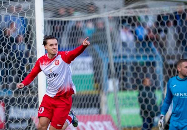 Dustin Willms Sportfreunde Siegen, 30 with his goal celebration after a goal for 0 1 FC Gütersloh Sportfreunde Siegen 26 10 2025 Soccer, Regionalliga West, Matchday 13, GER, Heidewaldstadion, Gütersloh Copyright: MarcoxBader