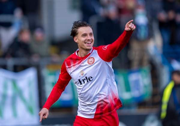 Dustin Willms Sportfreunde Siegen, 30 with his goal celebration after a goal for 0 1 FC Gütersloh Sportfreunde Siegen 26 10 2025 Soccer, Regionalliga West, Matchday 13, GER, Heidewaldstadion, Gütersloh Copyright: MarcoxBader