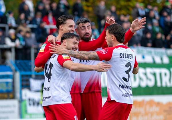 Sportfreunde Siegen celebrate 0 1 FC Gütersloh Sportfreunde Siegen 26 10 2025 Soccer, Regionalliga West, Matchday 13, GER, Heidewaldstadion, Gütersloh Copyright: MarcoxBader
