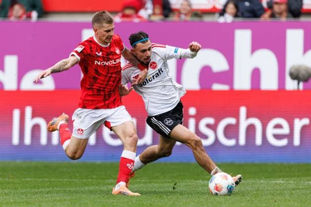 Paul Joly 1 FC Kaiserslautern in duel with Berkay Yilmaz 1 FC Nuernberg , 1 FC Kaiserslautern vs 1 FC Nuernberg, Soccer, 2 Bundesliga, Matchday 8, Season 2025 2026, 26 10 2025 1 FC Kaiserslautern vs 1 FC Nuernberg, Soccer, 2 Bundesliga, Matchday 8, Season 2025 2026, 26 10 2025 Copyright: xEibner-Pressefoto AlexanderxNeisx EP_ANS