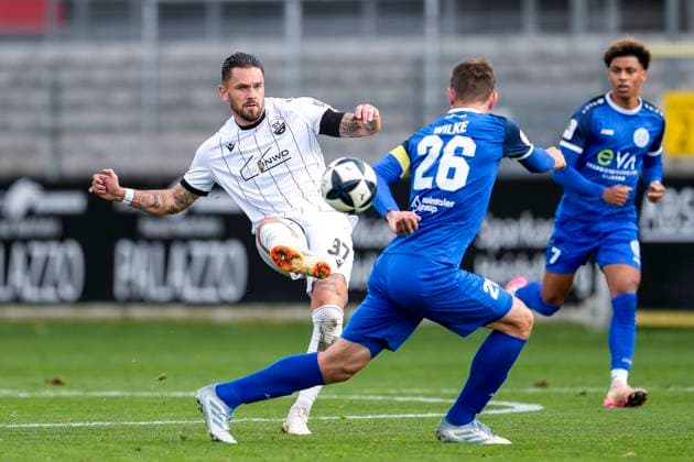 v li Pascal Testroet SVS, 37 , Marcel Wilke Bayern Alzenau, 26 , duel, duel, tackle, tackling, dynamics, action, action, 26 10 2025, Sandhausen Germany , Football, Regionalliga Südwest, SV Sandhausen FC Bayern Alzenau xozx