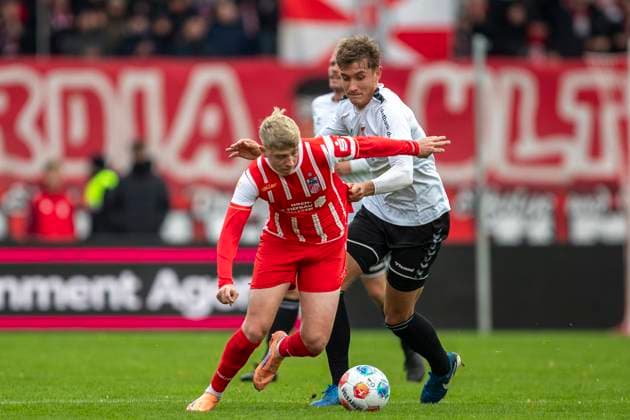 GER, Erfurt, Soccer, Regionalliga Nordost, Matchday 13, FC Rot Weiss Erfurt vs ZFC Meuselwitz pictured from l Marco Wolf FC Rot Weiß Erfurt 10 , Leon Schmoekel ZFC Meuselwitz 33 , duel 26 10 2025, Steigerwaldstadion Erfurt DFB REGULATIONS PROHIBIT ANY USE OF PHOTOGRAPHS AS IMAGE SEQUENCES AND OR QUASI VIDEO, Copyright: HMBxMedia PaulxFritz