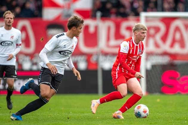 GER, Erfurt, Soccer, Regionalliga Nordost, Matchday 13, FC Rot Weiss Erfurt vs ZFC Meuselwitz pictured from l Leon Schmoekel ZFC Meuselwitz 33 , Marco Wolf FC Rot Weiß Erfurt 10 , duel 26 10 2025, Steigerwaldstadion Erfurt DFB REGULATIONS PROHIBIT ANY USE OF PHOTOGRAPHS AS IMAGE SEQUENCES AND OR QUASI VIDEO, Copyright: HMBxMedia PaulxFritz
