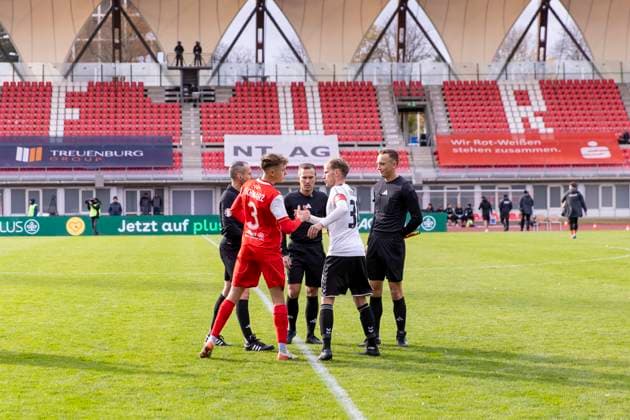 Regionalliga Nordost FC Rot Weiß Erfurt vs ZFC Meuselwitz Erfurt 26 10 2025 Page choice Til Linus Schwarz 3 FC Rot Weiß Erfurt and René Eckardt 30 ZFC Meuselwitz Regionalliga Nordost FC Rot Weiß Erfurt vs ZFC Meuselwitz Steigerwaldstadion Erfurt 26 10 2025 Copyright: xBEAUTIFULxSPORTS Duehringx