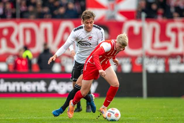 GER, Erfurt, Soccer, Regionalliga Nordost, Matchday 13, FC Rot Weiss Erfurt vs ZFC Meuselwitz pictured from l Leon Schmoekel ZFC Meuselwitz 33 , Marco Wolf FC Rot Weiß Erfurt 10 , duel 26 10 2025, Steigerwaldstadion Erfurt DFB REGULATIONS PROHIBIT ANY USE OF PHOTOGRAPHS AS IMAGE SEQUENCES AND OR QUASI VIDEO, Copyright: HMBxMedia PaulxFritz