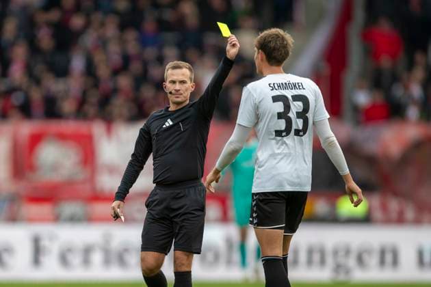 GER, Erfurt, Soccer, Regionalliga Nordost, Matchday 13, FC Rot Weiss Erfurt vs ZFC Meuselwitz in picture from l Referee shows yellow against Leon Schmoekel ZFC Meuselwitz 33 , 26 10 2025, Steigerwaldstadion Erfurt DFB REGULATIONS PROHIBIT ANY USE OF PHOTOGRAPHS AS IMAGE SEQUENCES AND OR QUASI VIDEO, Copyright: HMBxMedia PaulxFritz