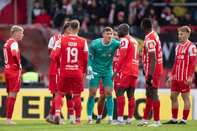GER, Erfurt, Soccer, Regionalliga Nordost, Matchday 13, FC Rot Weiss Erfurt vs ZFC Meuselwitz in the picture from l Speech Lorenz Otto FC Rot Weiß Erfurt 01 , after a delay 26 10 2025, Steigerwaldstadion Erfurt DFB REGULATIONS PROHIBIT ANY USE OF PHOTOGRAPHS AS IMAGE SEQUENCES AND OR QUASI VIDEO, Copyright: HMBxMedia PaulxFritz