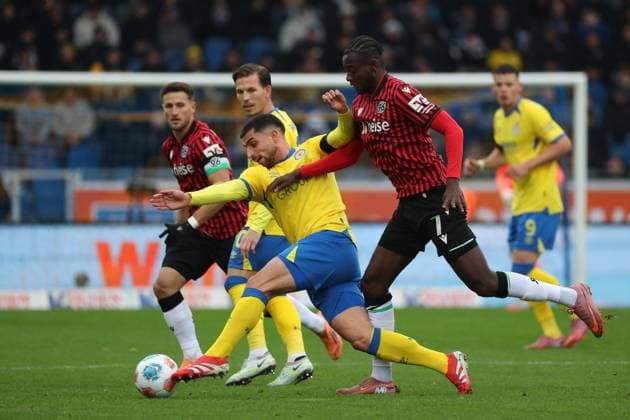 Braunschweig vs Hannover, 2 BL Braunschweig, 26 10 2025, FOOTBALL Eintracht Braunschweig vs Hannover 96, 2 BL, Season 2025 26 Fabio Di Michele Sanchez Eintracht Braunschweig , Mustapha Bundu Hannover96 Braunschweig