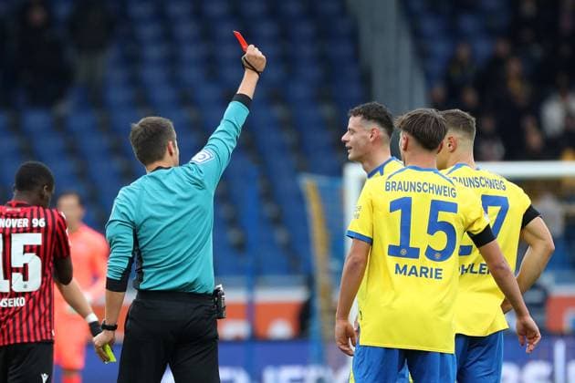 Braunschweig vs Hannover, 2 BL Braunschweig, 26 10 2025, FOOTBALL Eintracht Braunschweig vs Hannover 96, 2 BL, Season 2025 26 Referee shows Erencan Yardimici Eintracht Braunschweig the red card Braunschweig