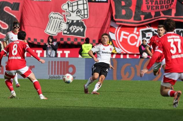 26 10 2025 Soccer Season 2025 2026 2 Soccer Bundesliga 10 Matchday 1 FC Kaiserslautern FCK Lautern Roten Teufel 1 FC Nürnberg FCN Club Sportfoto Zink DaMa xdaxmax DFL regulations prohibit any use of photographs as image sequences and or quasi video only for editorial use Finn Ole Becker 25, 1 FC Nürnberg FCN spielt Ball