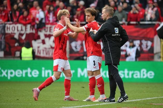 26 10 2025, xmohx, Fußball 2 Bundesliga, 1 FC Kaiserslautern 1 FC Nürnberg v l Substitution Mika Haas 1 FC Kaiserslautern Substitution Florian Kleinhansl 1 FC Kaiserslautern Fourth official Referee Martin Wilke Merzhausen DFL DFB REGULATIONS PROHIBIT ANY USE OF PHOTOGRAPHS as IMAGE SEQUENCES and or QUASI VIDEO Kaiserslautern