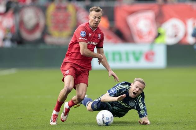 ENSCHEDE, 26-10-2025, Grolsch Veste Stadium, season 2025 2026 , Dutch Eredivisie football Match FC Twente and Ajax 2-3. Picture shows FC Twente player Arno Verschueren and Davy Klaassen Twente - Ajax  x31697790x Copyright: