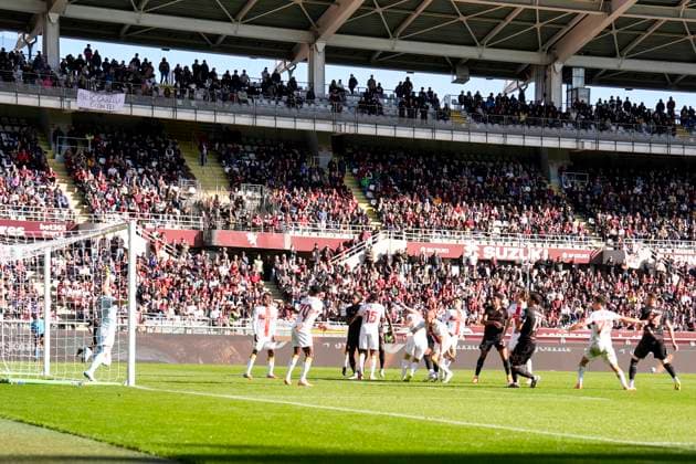 Torino™s Guillermo Maripan scoring the 2-1 goal for his team during the Serie A soccer match between Torino Fc and Genoa at the Stadio Olimpico Grande Torino in Turin, north west Italy - October 26, 2025. - Soccer  Copyright: xFabioxFerrari LaPressex