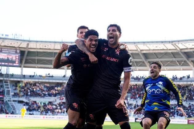 Torino™s Guillermo Maripan celebrates after scoring the 2-1 goal for his team during the Serie A soccer match between Torino Fc and Genoa at the Stadio Olimpico Grande Torino in Turin, north west Italy - October 26, 2025. - Soccer  Copyright: xFabioxFerrari LaPressex