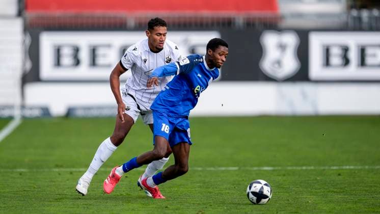 v li Yannick Osee SVS, 13 , Mersei Dieu Nsandi Bayern Alzenau, 16 , duel, duel, tackle, tackling, dynamics, action, action, 26 10 2025, Sandhausen Germany , Football, Regionalliga Südwest, SV Sandhausen FC Bayern Alzenau xozx
