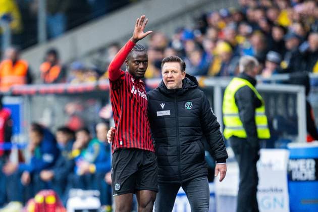 26 10 2025 Soccer, 2025 2026, 2 Bundesliga, 10 Matchday, Eintracht Braunschweig Hannover 96 L R Mustapha Bundu Hannover during his substitution, Christian Titz Coach Hannover ä DFL REGULATIONS PROHIBIT ANY USE OF PHOTOGRAPHS AS IMAGE SEQUENCES AND OR QUASI VIDEO