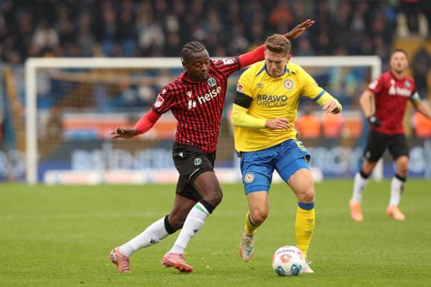 26 10 2025, xtgx, Football 2 Bundesliga, Eintracht Braunschweig Hannover 96 v l Mustapha Bundu Hannover, 7 , Florian Flick Braunschweig, 6 duel, duel, fight, tackle DFL DFB REGULATIONS PROHIBIT ANY USE OF PHOTOGRAPHS as IMAGE SEQUENCES and or QUASI VIDEO Braunschweig