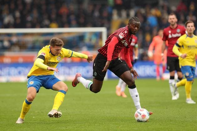 26 10 2025, xtgx, Football 2 Bundesliga, Eintracht Braunschweig Hannover 96 v l Florian Flick Braunschweig, 6 , Mustapha Bundu Hannover, 7 duel, duel, fight, tackle DFL DFB REGULATIONS PROHIBIT ANY USE OF PHOTOGRAPHS as IMAGE SEQUENCES and or QUASI VIDEO Braunschweig