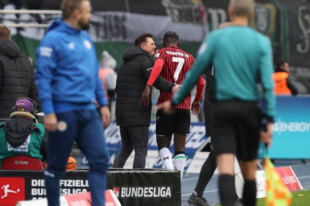 26 10 2025, xtgx, Soccer 2 Bundesliga, Eintracht Braunschweig Hannover 96 v l Christian Titz Hannover, Coach , Mustapha Bundu Hannover, 7 Substitution, Change DFL DFB REGULATIONS PROHIBIT ANY USE OF PHOTOGRAPHS as IMAGE SEQUENCES and or QUASI VIDEO Braunschweig