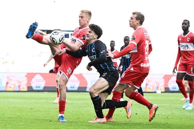 Antwerp s Zeno Van Den Bosch, Club s Christos Tzolis and Antwerp s Thibo Somers fight for the ball during a soccer match between Royal Antwerp FC and Club Brugge, Sunday 26 October 2025 in Antwerp, on day 12 of the 2025-2026 Jupiler Pro League first division of the Belgian championship. MAARTENxSTRAETEMANS  x138008211x
