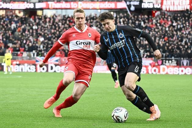 Antwerp s Thibo Somers and Club s Christos Tzolis fight for the ball during a soccer match between Royal Antwerp FC and Club Brugge, Sunday 26 October 2025 in Antwerp, on day 12 of the 2025-2026 Jupiler Pro League first division of the Belgian championship. MAARTENxSTRAETEMANS  x138008256x