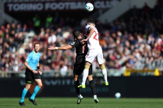 Johan Vasquez (Genoa Cfc) und Giovanni Simeone (Torino Fc) battle for the ball, Serie A, Torino FC v Genoa CFC, Olimpico, October 26, 2025, Turin, Italy.
