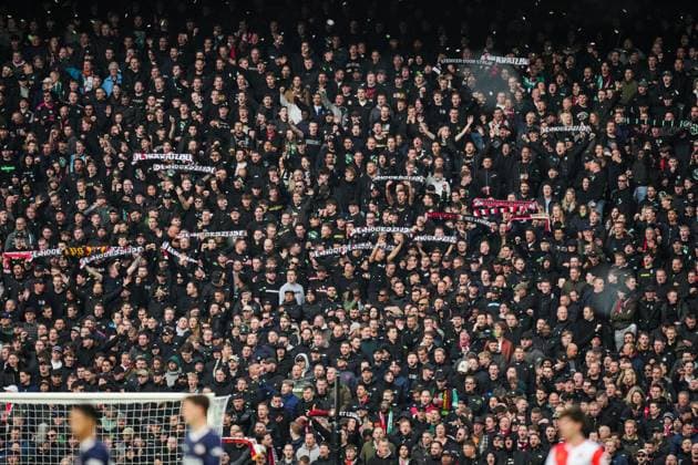 Eredivisie: Feyenoord Rotterdam v PSV Eindhoven Rotterdam - Fans of Feyenoord during the tenth competition round of the 2025 2026 Eredivisie season. The match is set between Feyenoord Rotterdam and PSV Eindhoven at Stadion Feijenoord De Kuip on 26 October 2025 in Rotterdam, The Netherlands. Copyright: xYannickxVerhoevenx