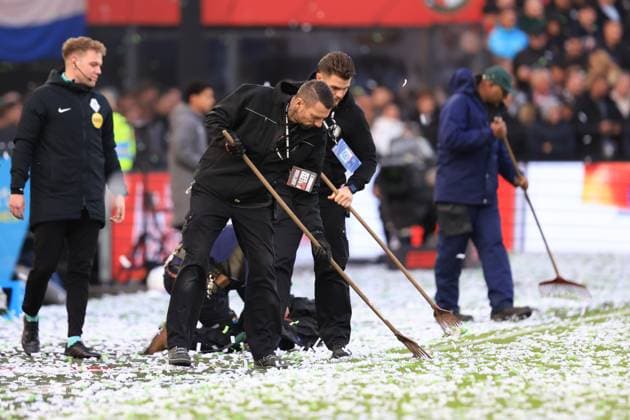 ROTTERDAM , 26-10-2025 , Stadium Feijenoord De Kuip , season 2025 2026 , Dutch Eredivisie football , match between Feyenoord and PSV , cleaning the pitch from confetti Feyenoord - PSV  x31697869x Copyright: