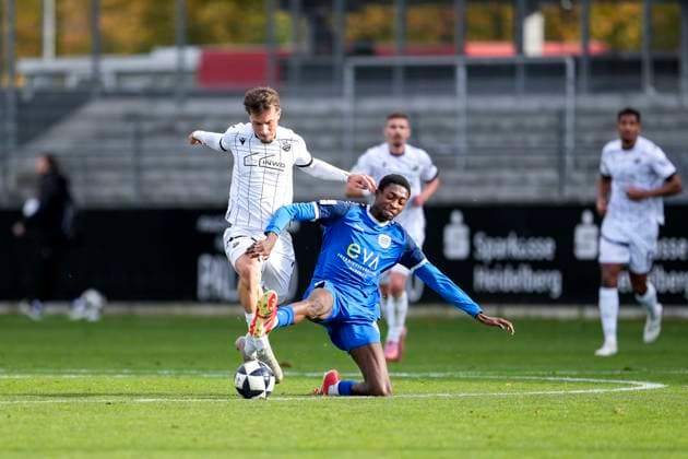 v li Louis Kolbe SVS, 3 , Mersei Dieu Nsandi Bayern Alzenau, 16 , duel, duel, tackle, tackling, dynamics, action, action, 26 10 2025, Sandhausen Germany , Football, Regionalliga Südwest, SV Sandhausen FC Bayern Alzenau xozx