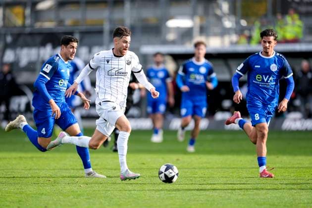 from left Hamza Boutakhrit Bayern Alzenau, 4 , David Mamutovic SVS, 7 , Ahmet Ayguel Bayern Alzenau, 8 , Action, Action, Match scene, 26 10 2025, Sandhausen Germany , Football, Regionalliga Südwest, SV Sandhausen FC Bayern Alzenau xozx