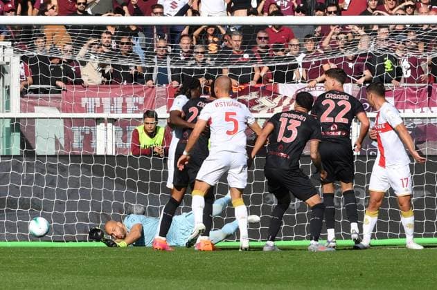 Foto IPP Massimo Rana Torino 26-10-2025 Calcio Campionato di Serie A 2025 2026 Torino-Genoa nella foto il gol - autorete - che ha dato l 1 a 1 al Torino Italy Photo Press - World Copyright italy ITALY  Copyright: xR4924_italyphotopressx